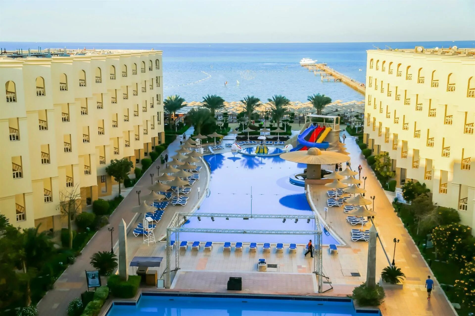 Отзывы отели египта 5. AMC Royal Hotel (ex. AMC Azur Grand Resort) 5*. AMC Royal Hotel 5 Хургада. Отель АМС Роял Хургада Египет. АМС Азур рояль 5 Хургада.