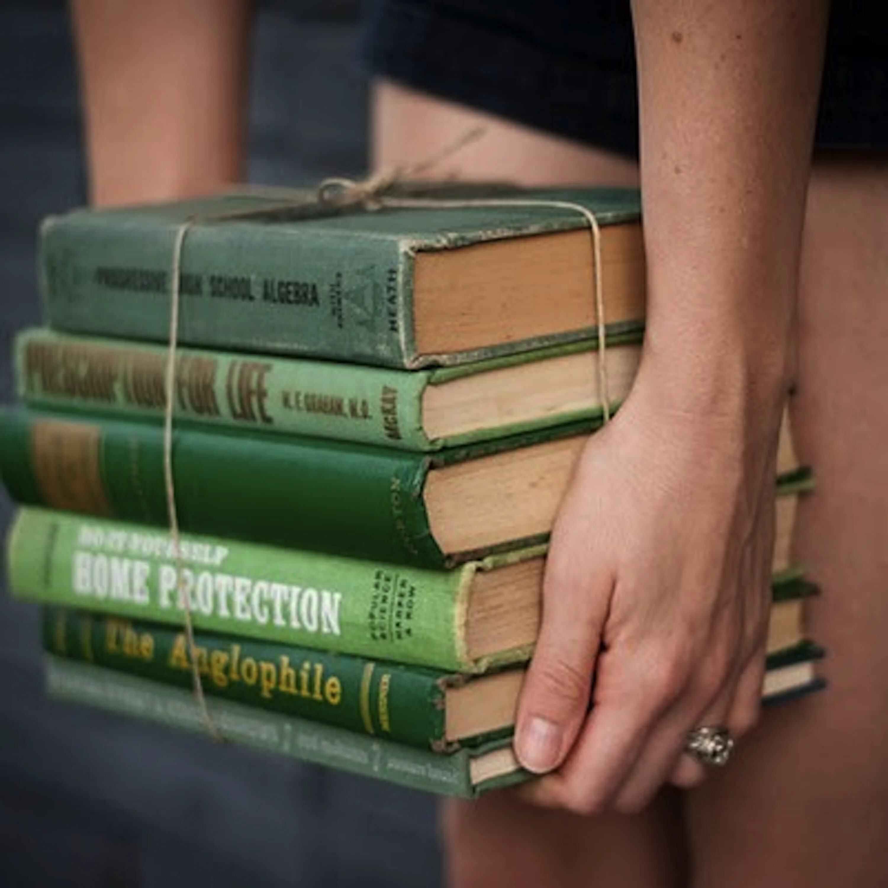 Зеленая книга книга. Используй книгу зеленые. Книга на зелёном фоне. Используй книгу зеленые. Используй книгу зеленые.