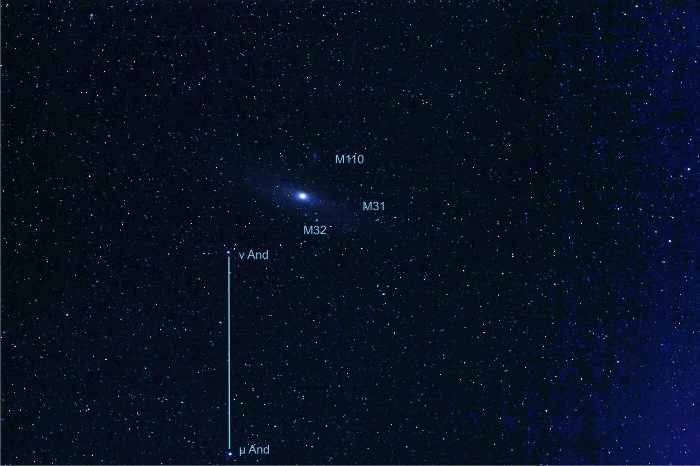 Можно увидеть галактику. Андромеда Галактика на небе невооружённым глазом. Галактика м31 невооруженным глазом. Галактика Андромеда на ночном небе. Туманность Андромеды на небе невооруженным глазом.