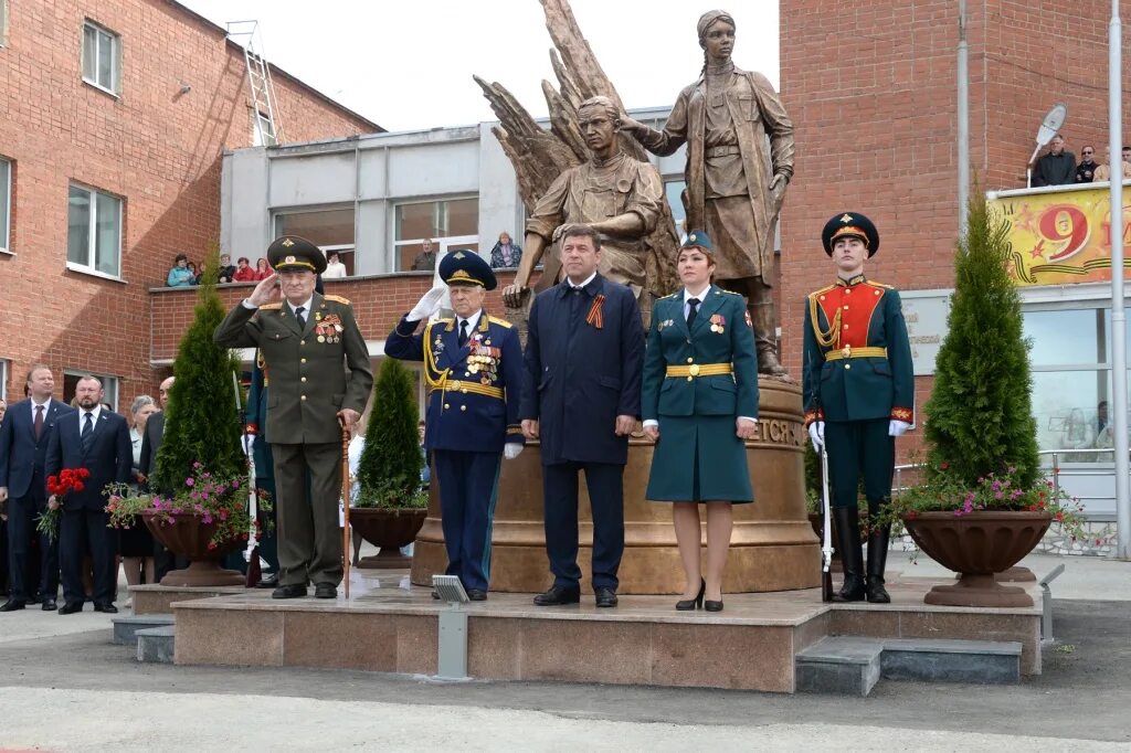 Свердловский госпиталь ветеранов. Памятник военным медикам в Екатеринбурге. Памятник военным медикам Екатеринбург открытие. Памятник у госпиталя ветеранов. Госпиталь ветеранов войн Екатеринбург.