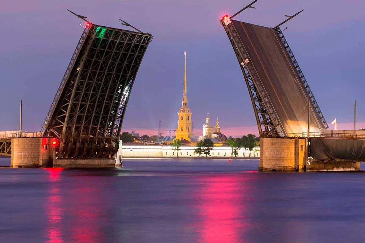 Чем наиболее известен санкт петербург. Санкт-Петербург. Достопримечательности Санкт-Петербурга Дворцовый мост. Дворцовый разводной мост в Санкт-Петербурге. Дворцовый мост мост.