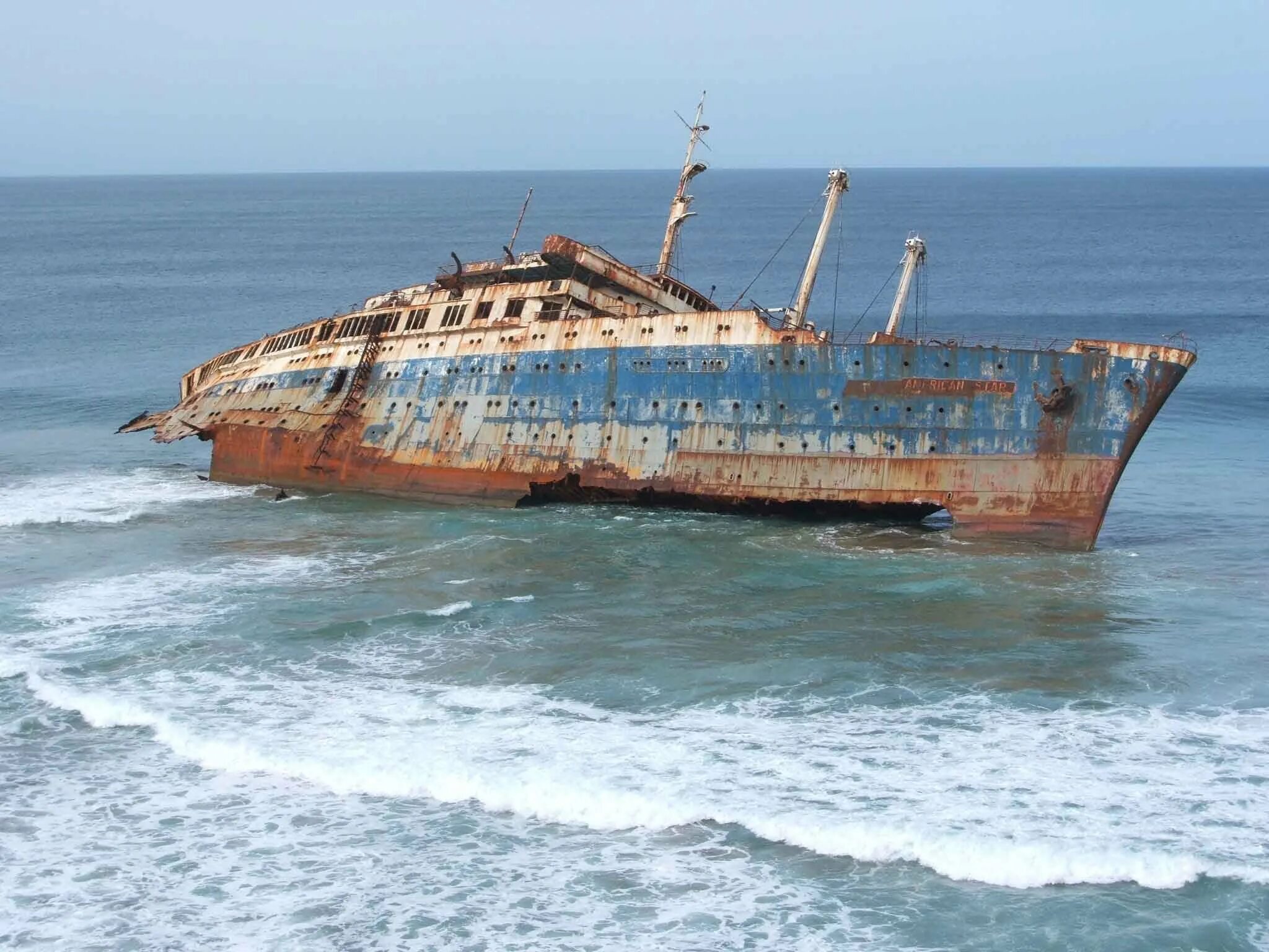 Корабли сели на мель. Фуэртевентура SS American Star. SS American Star 1994. SS America корабль. Океанский лайнер SS America.