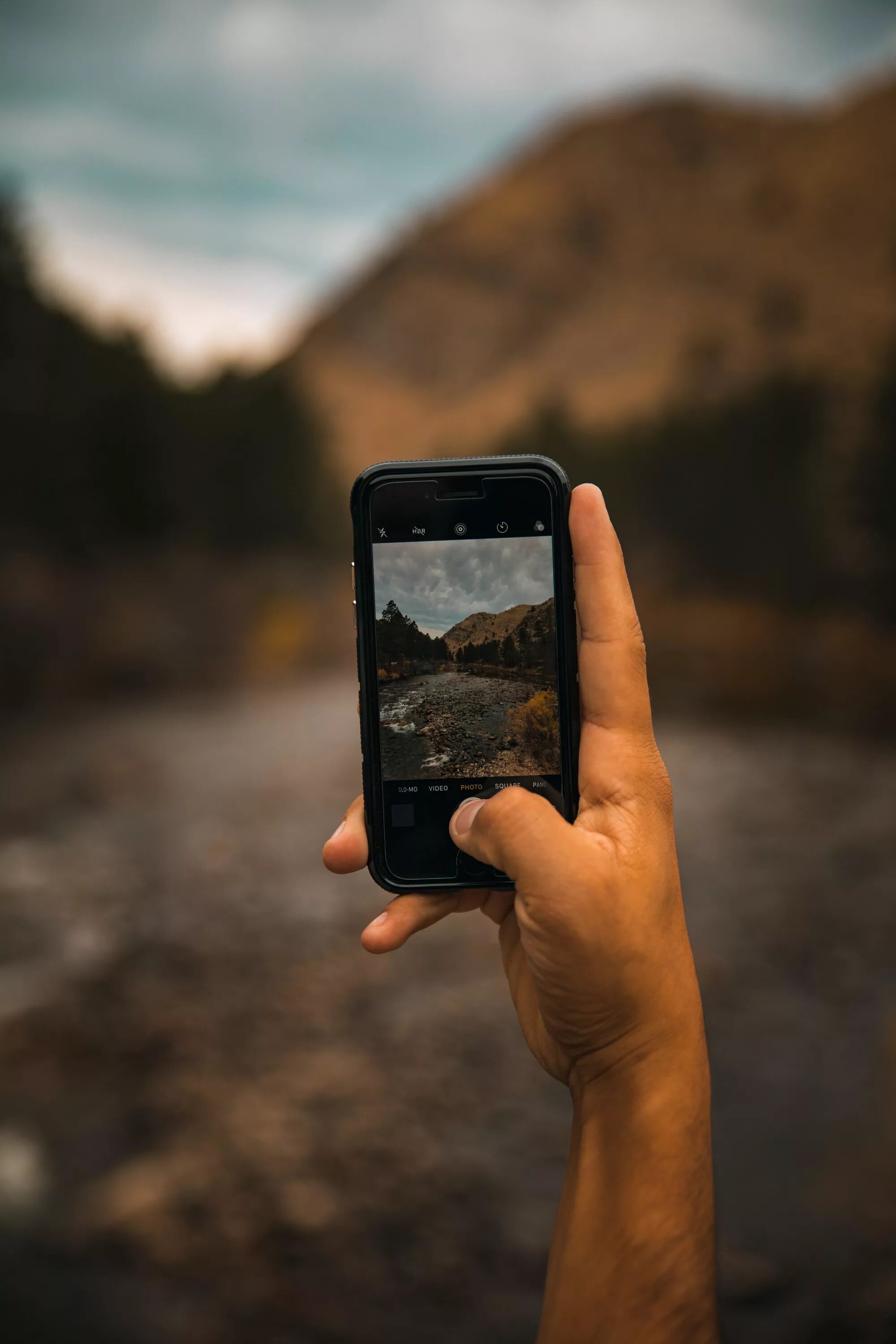 Выбор есть смартфон. Смартфон. смартфон в руке. фотографирует на телефон. айфон в руке.