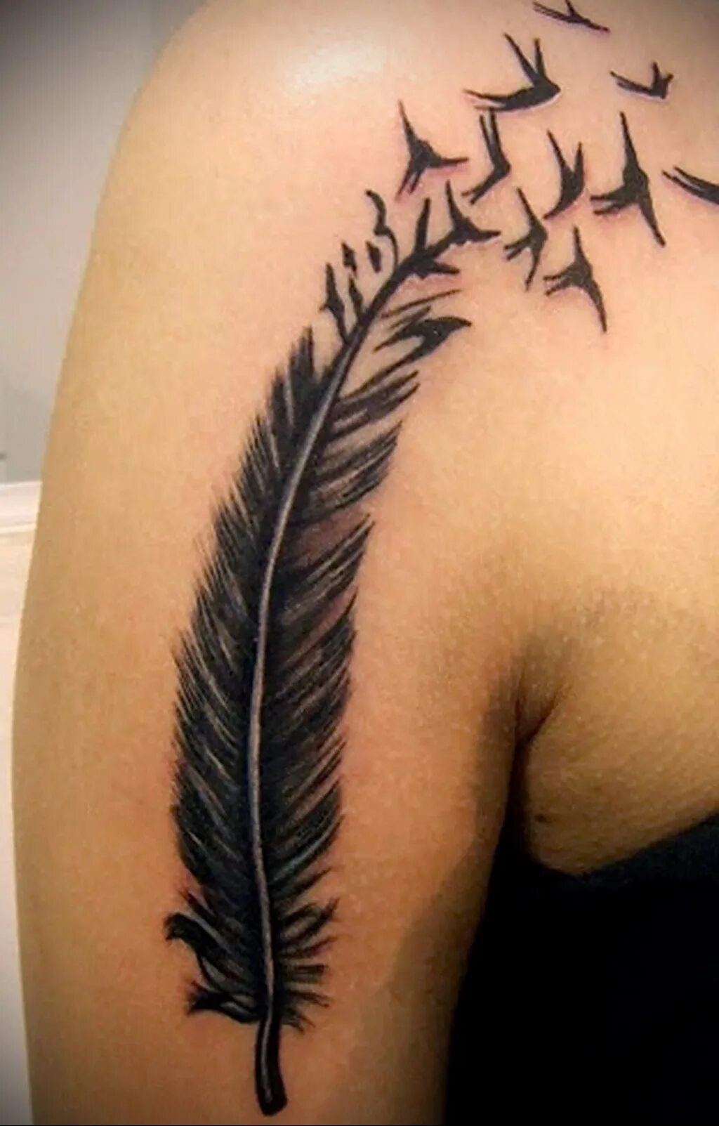тату перо с птичками. тату для девушек перо с птицами. что обозначает тату перо. тату поют. тату перо.