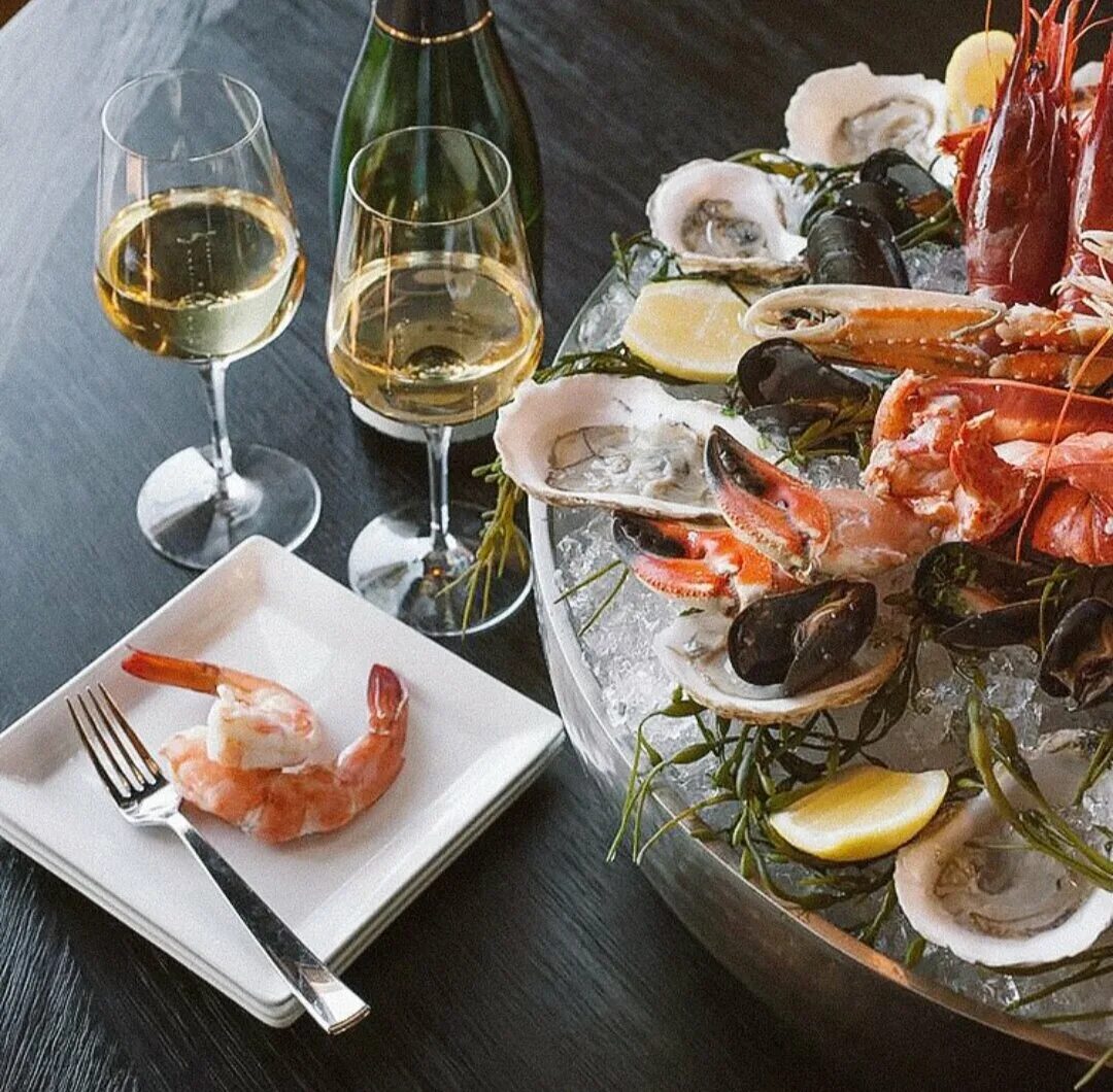 Морской ужин. Устрицы, лангусты, омары. Вино и морепродукты. Ужин с морепродуктами. Рыбный стол.