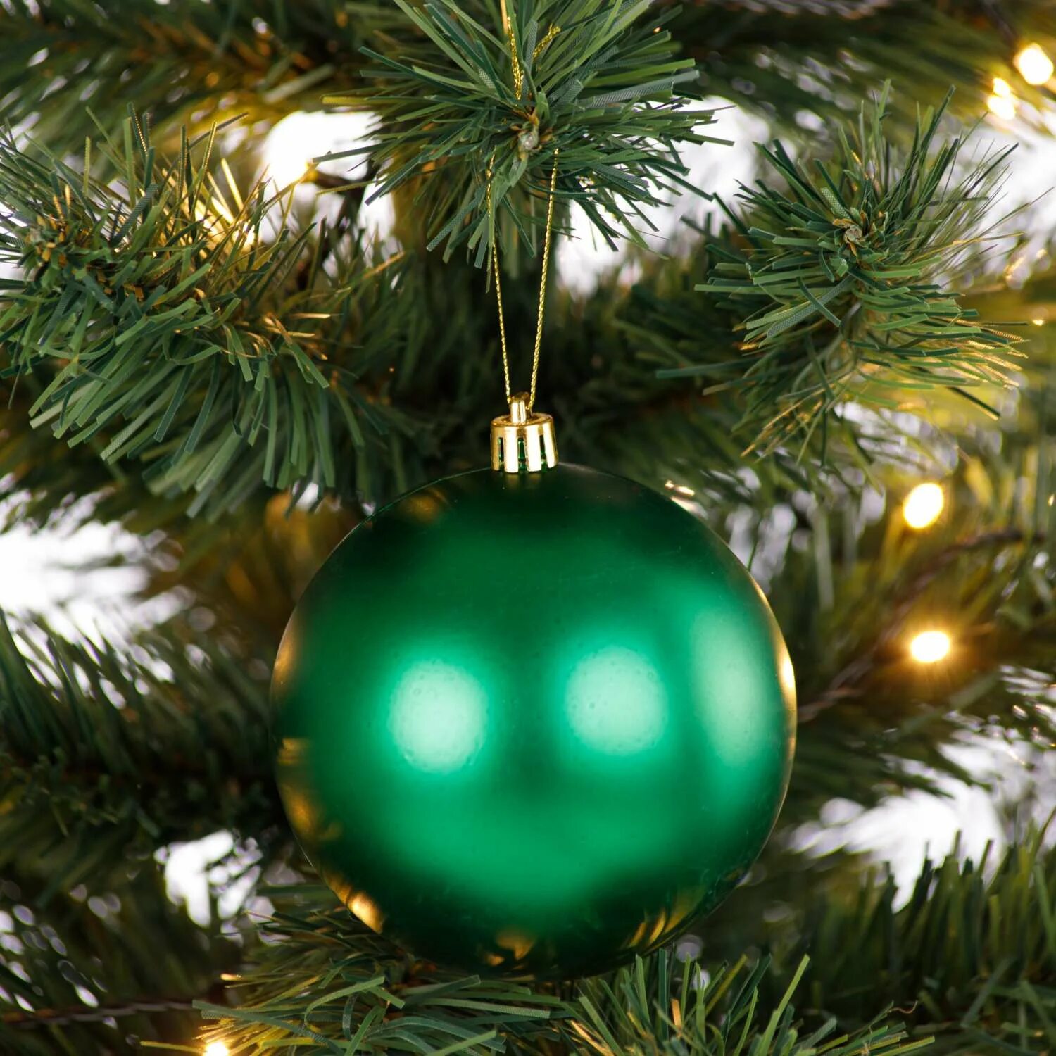 Бирюзовые шары на елку. Салатовые шары на елку. Бирюзовые шары на зеленой елке. Бирюзовые шары на фоне леса.
