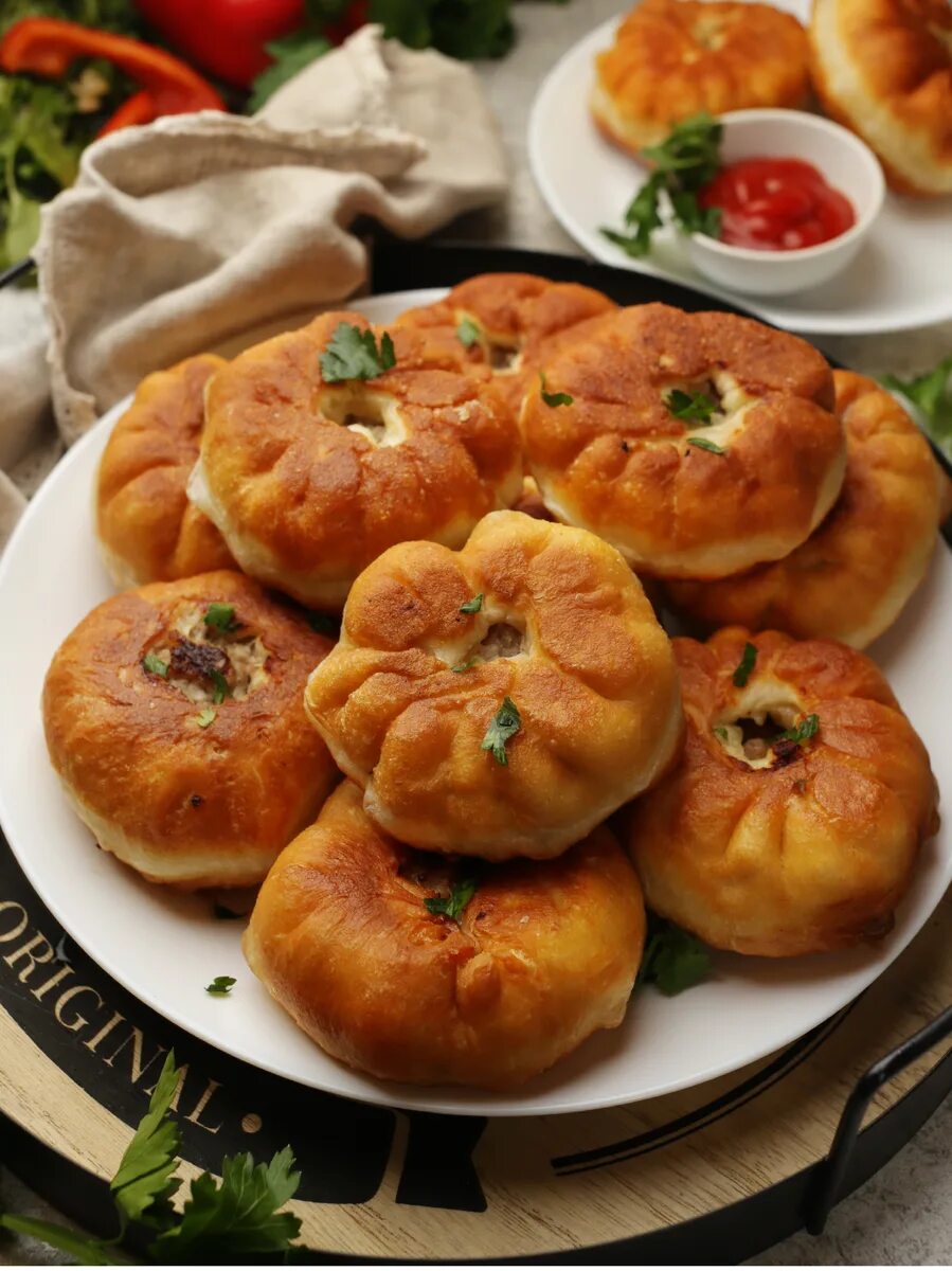 Рецепт беляшей с мясом пошаговая. Бэлиш татарский. беляши на тарелке. беляши с мясом-очень вкусный домашний. беляши с мясом.
