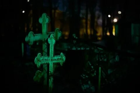 Фото живых на кладбище