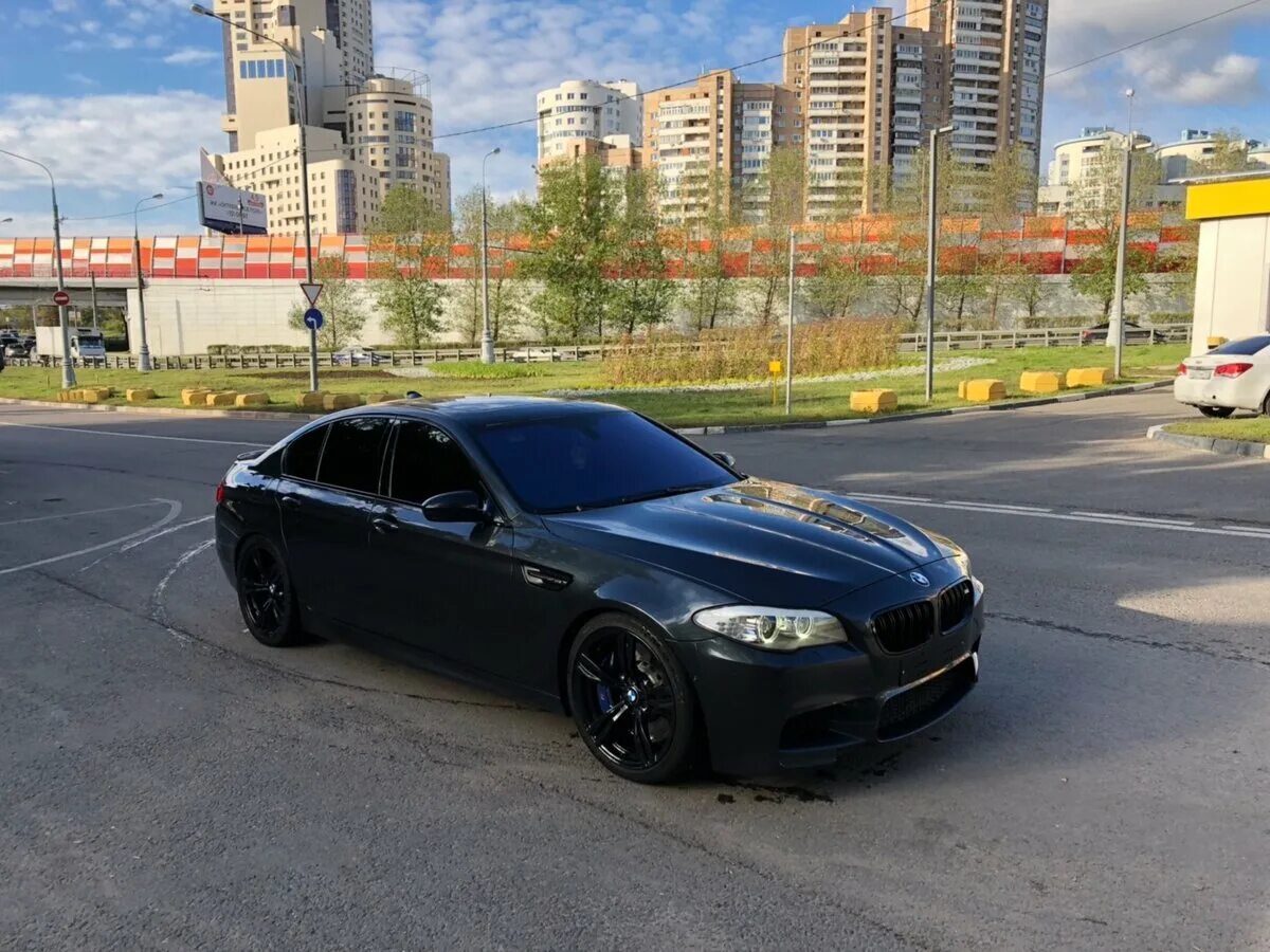 Bmw 5 black. БМВ m5 f10 черный. BMW m5 ф10 черная. BMW m5 f10 Stage 2. BMW m5 f10 черная тонированная.