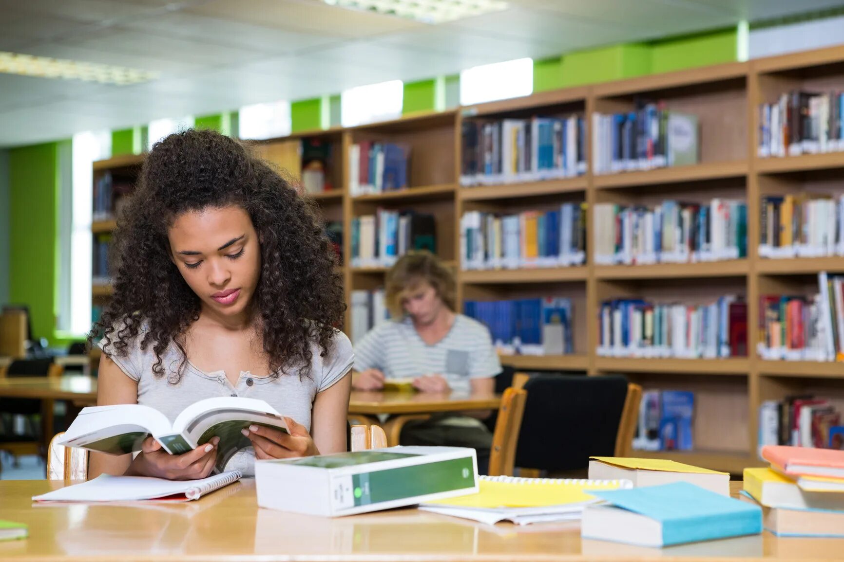 Students many books. Студенты в библиотеке. Заниматься в библиотеке. Девушка в библиотеке. Студенты в библиотеке картинки.