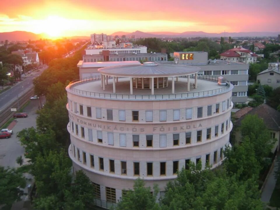 Budapest university. Метрополитенский будапештский университет. будапешт метрополитен университет. budapest metropolitan university logo. budapest metropolitan общежитие.