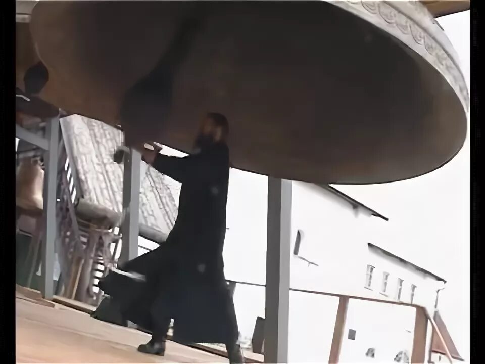 Москва звонит колокола москва золотые купола. Клип москва звонят колокола. Церковь троицы живоначальной у салтыкова моста колокольный звон. Москва звонит колокола москва золотые купола. Около кола колокола ударение.