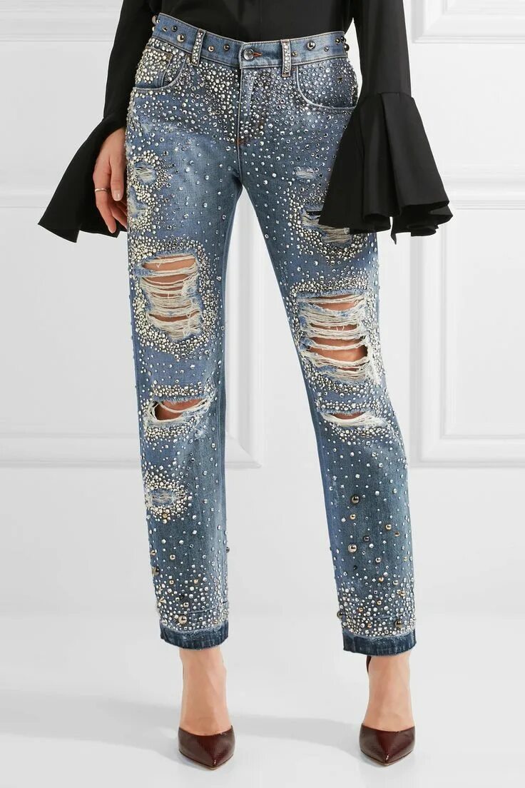 джинсы со стразами 2023. джинсы со стразами лайм. звезды в джинсах. девочка в джинсах со стразами. драные джинсы со стразами.