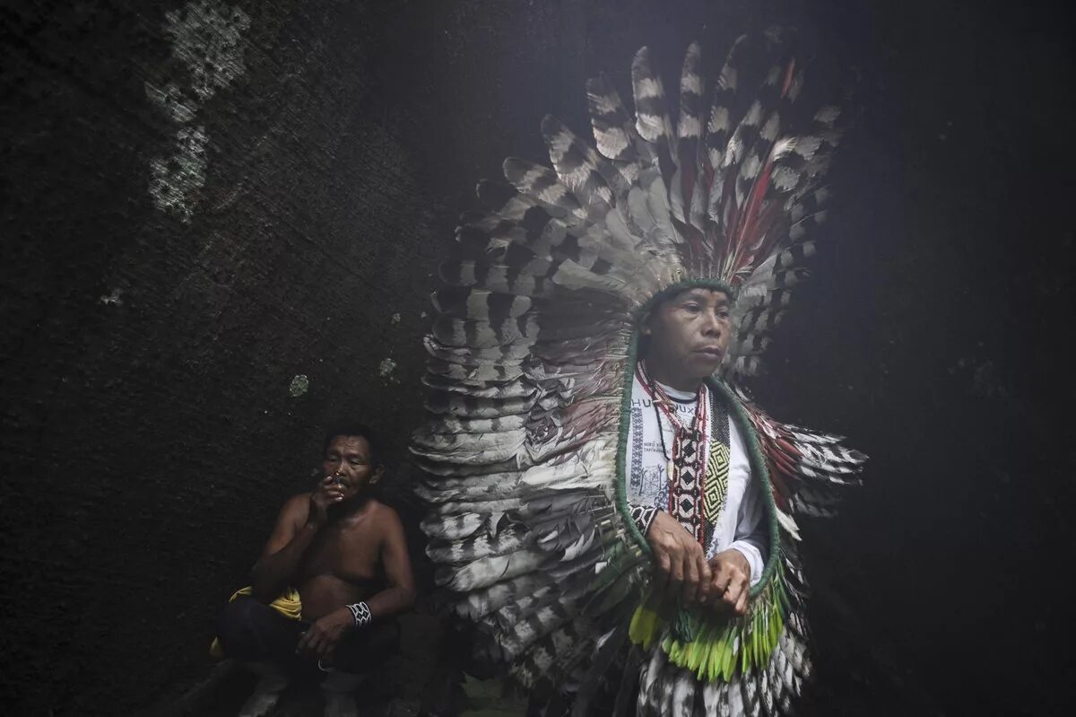 Бразилия Амазонские индейцы. Индейцы Бразилии в Амазонии. Шаманы племени амазонки.