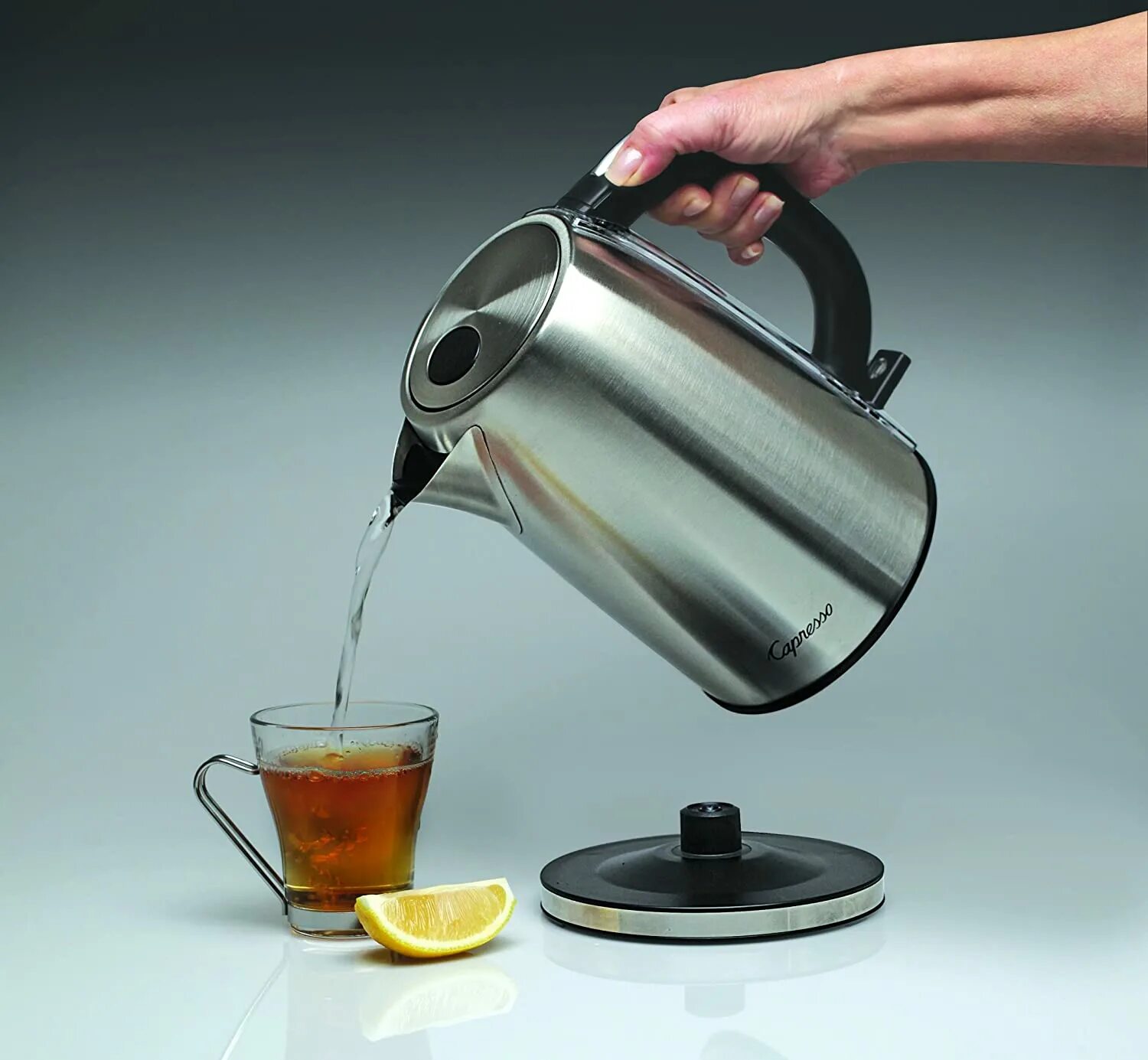 Чайная станция Electric kettle h0881s. Чайник с кипятком. Чайник наливает. Чайник наливает воду. Налей воды в чай