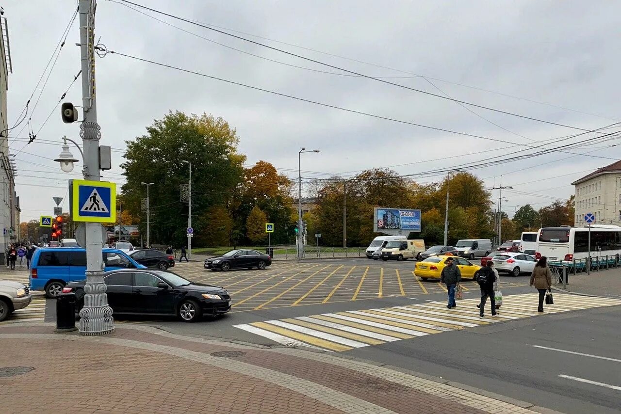 Пр победы калининград. Перекресток Победы Калининград. Перекресток на Гвардейском проспекте. Гвардейский проспект Калининград. Вафельная разметка в Калининграде.