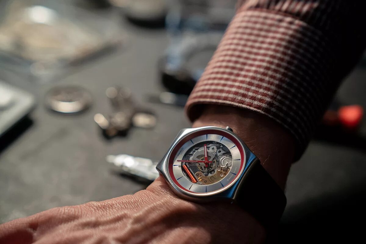Часы усопшего. Часы swatch q james bond. часы swatch q 007. часы swatch 007. часы свотч агент 007.