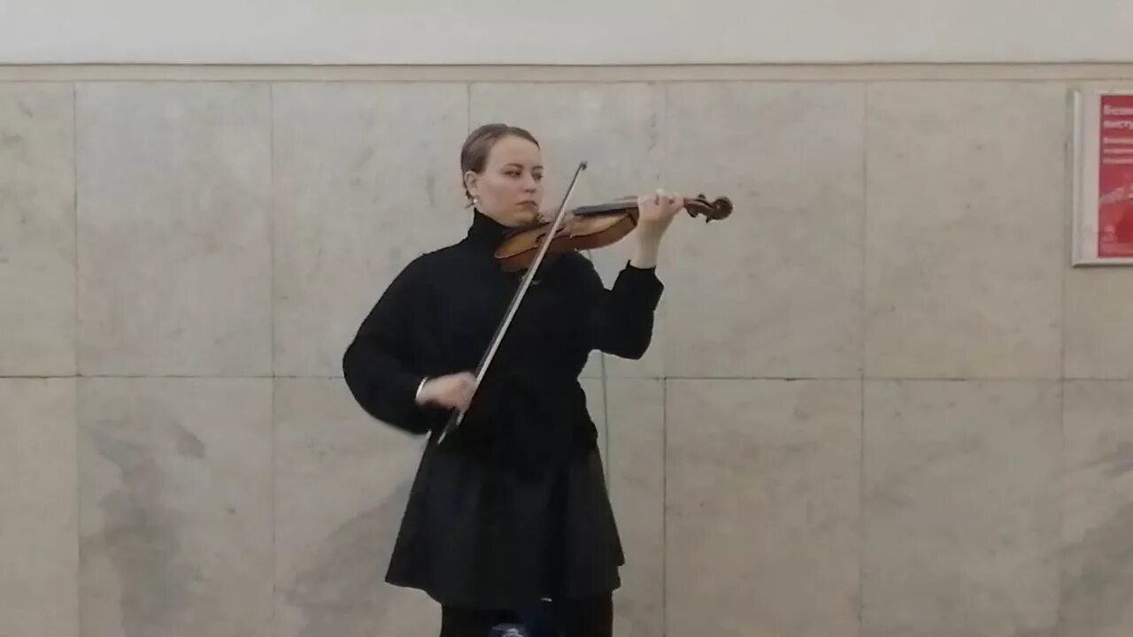 Играет на скрипке в метро. Джошуа белл скрипач в метро. скрипач в переходе. скрипачка в переходе. скрипка в переходе.