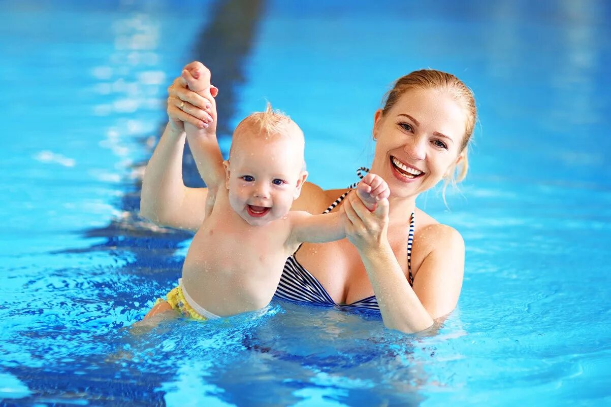 Дети в бассейне. Родители с детьми в бассейне. Детки в бассейне. Дети плавают в бассейне. Плавание для малышей.