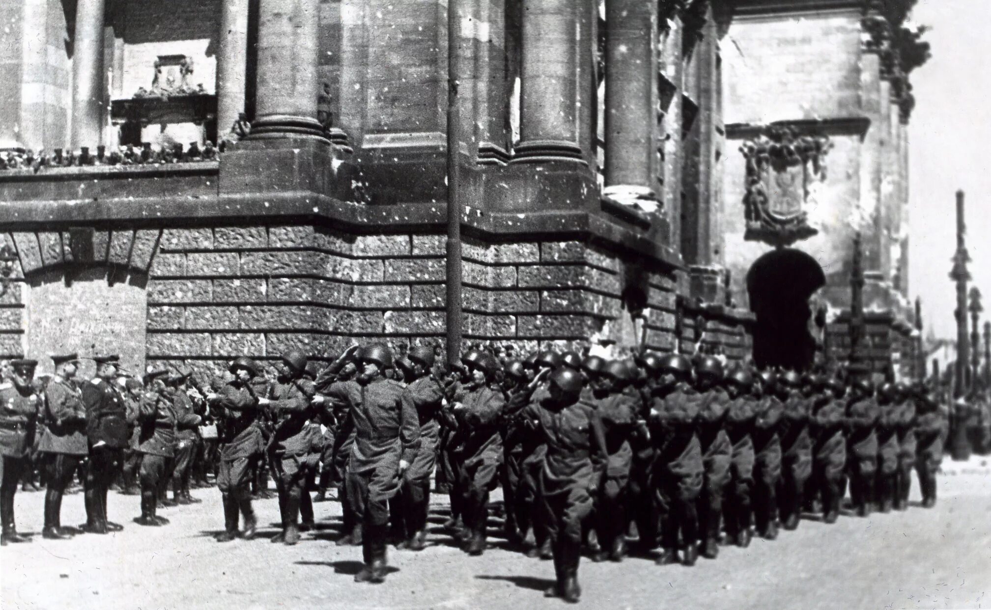 4 апреля 1945 года. Первый парад Победы в Берлине 4 мая 1945. Берлинский парад Победы 1945. Парад Победы в Берлине 1945 г.. Парад русских войск в Берлине 1945 года.