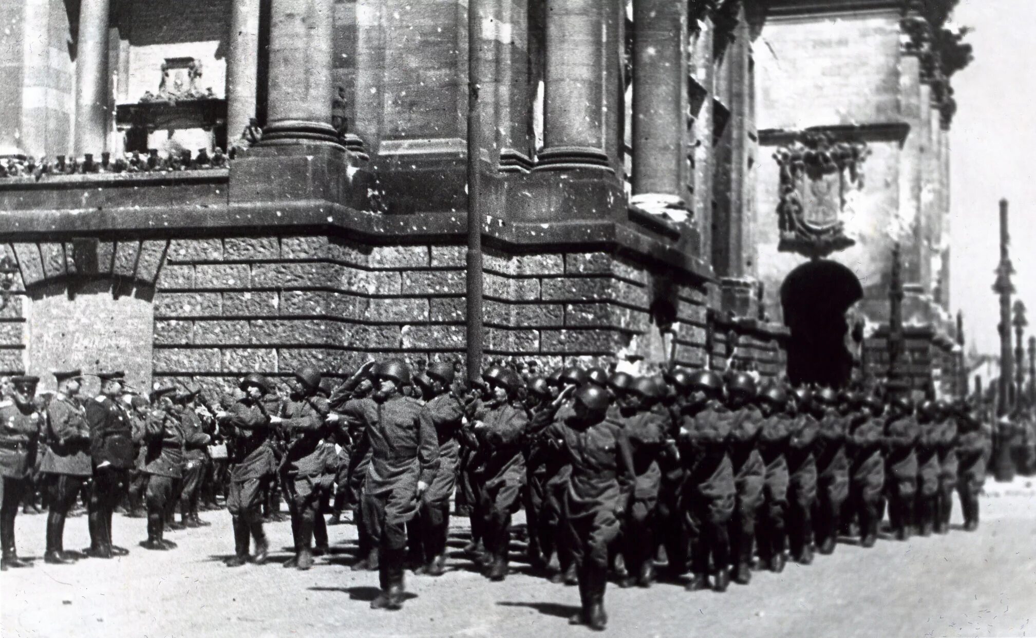 Москва берлин победа. Первый парад Победы в Берлине 4 мая 1945. Берлинский парад Победы 1945. Парад Победы в Берлине 1945 г.. Парад русских войск в Берлине 1945 года.