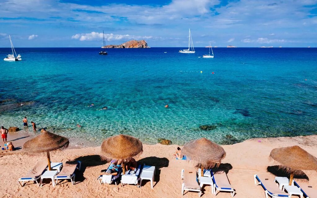 Где дешево отдохнуть. Поехать на море недорого. Куда поехать в сентябре на море. Сиде центр турция. Курорты крыма.