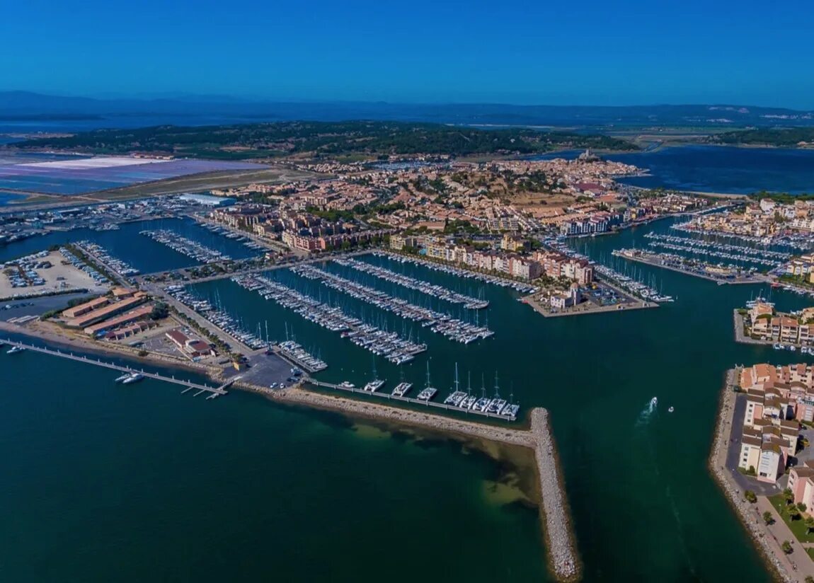 Крупнейший морской порт лиссабон. Франция морской порт дюнкерк. Порт велл испания. Морской порт мадрид. Порта де.