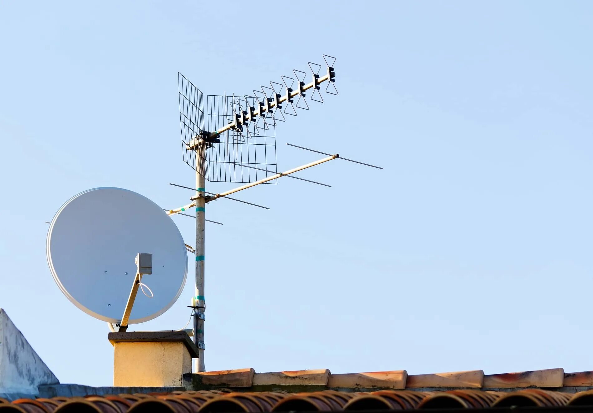 Телевизор с обычной антенной. Спутниковая антенна. Антенны для спутникового телевидения. Эфирное Телевидение антенна. Телевизионная антенна на крыше.