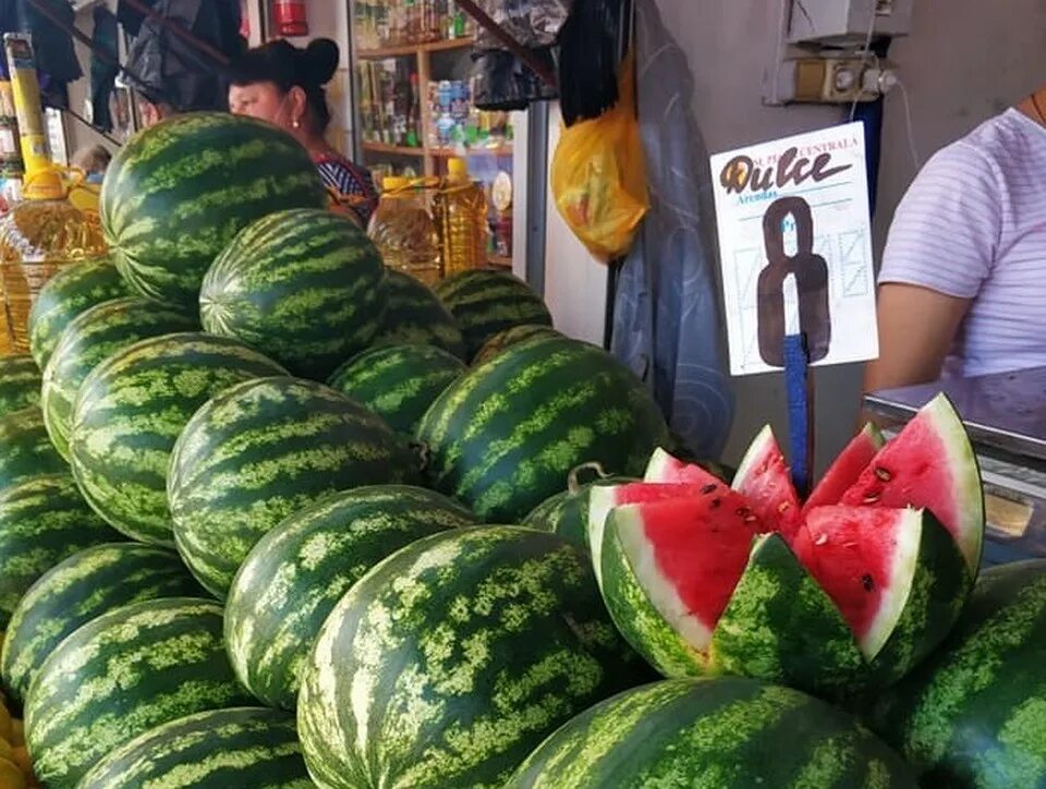 500 г арбуза. Арбузы на рынке. Арбузный рынок. Килограмм арбуза. Арбузы на овощном рынке.