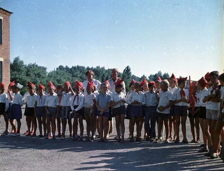 Горн в пионерском лагере. Пионерлагерь Пионерский лагерь СССР. Бердянск Пионерский лагерь СССР. Бердянск Пионерский лагерь мечта. Пионер лагерь в Бердянске в 90.