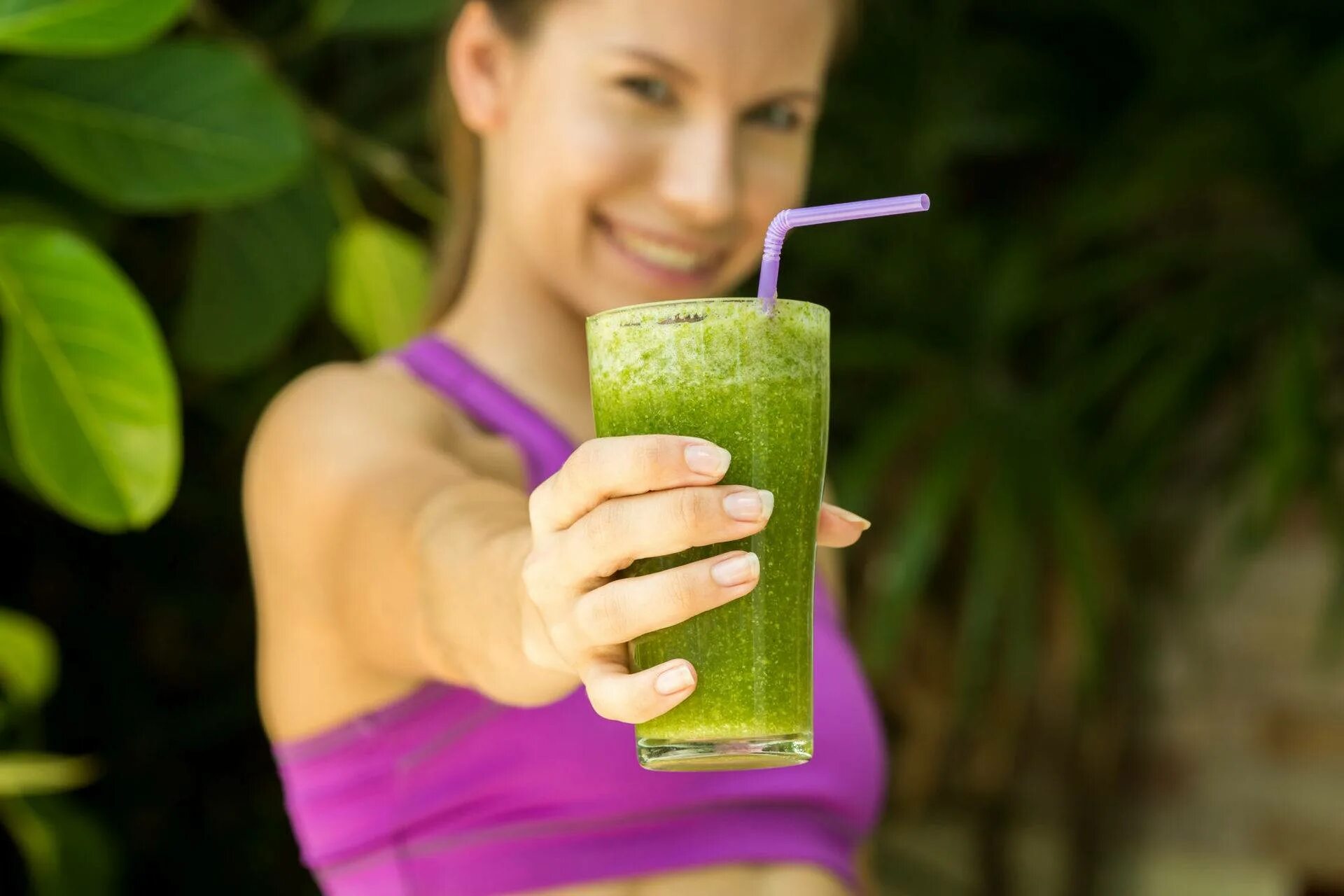 Напитки смузи Smoothie Green. Зелёный смузи детокс. Зелёный коктейль для похудения. Девушка пьет коктейль для похудения. Зеленое смузи детокс