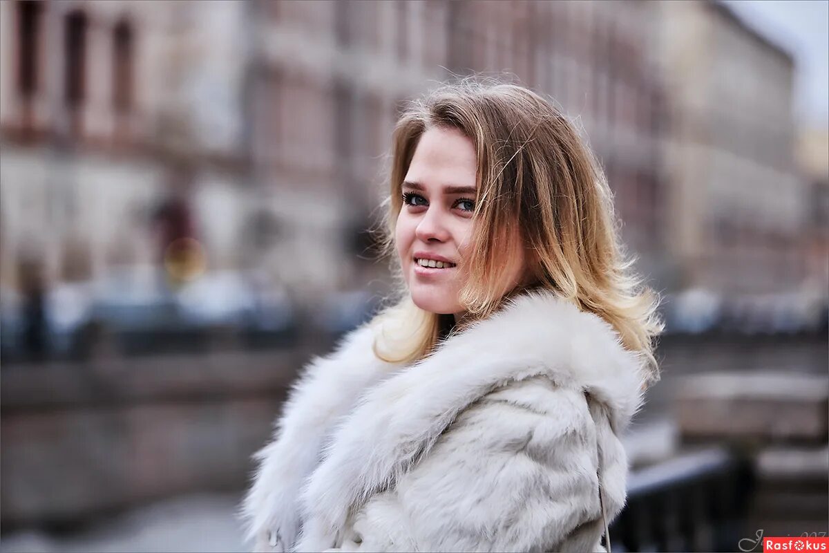 фотосессия на красной площади. наталия орейро в пальто. шубы россии. женщина в шубе на красной площади. наталия орейро зимой в москве.