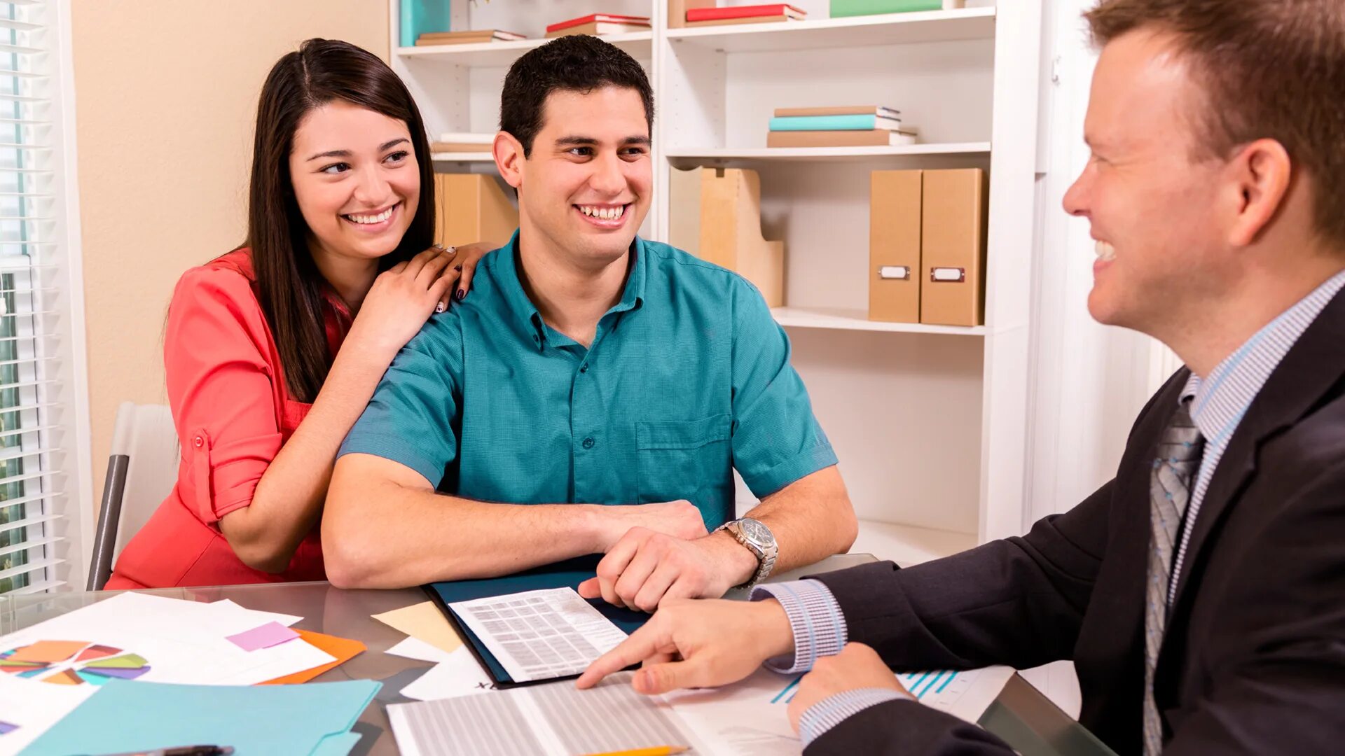 Студент с деньгами. Студент платит деньги. University loan. University loan. Женщина с деньгами.