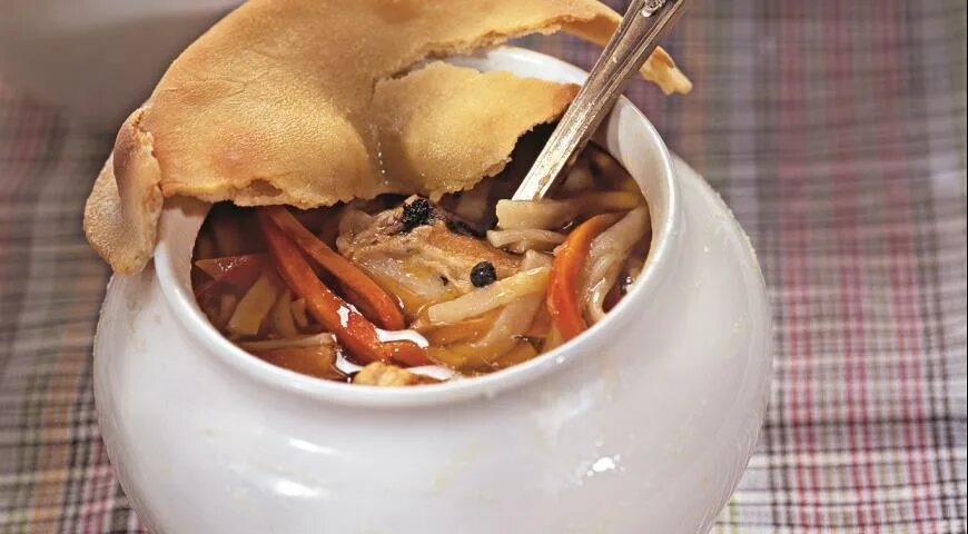 Курица в горшочке время. Курица в горшочке время. Курица в горшочке время. Куриные сердечки в горшочках. Жаркое из курицы с овощами в горшочке.