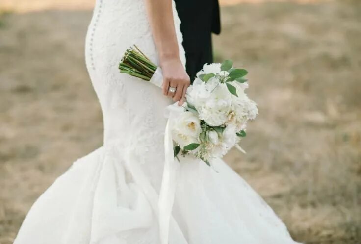 Букет невесты светлый свадебный. Свадебный букет невесты айвори. Платья свадебные букеты. Букет невесты капучино. Платья свадебные букеты.