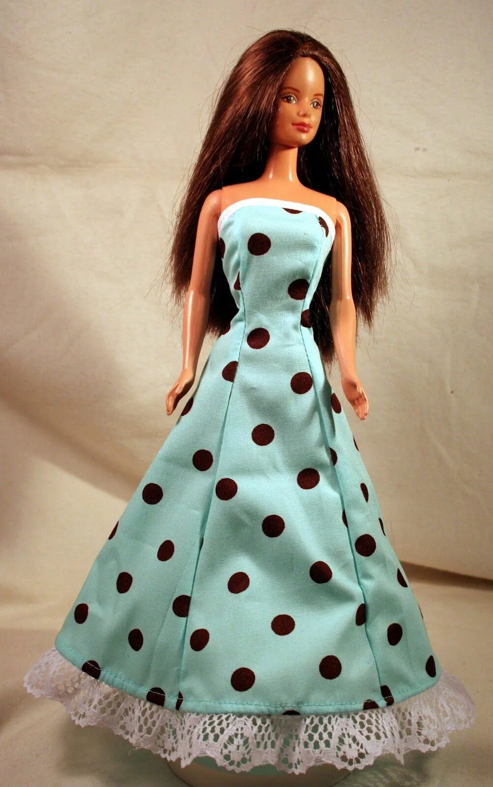 Платье для куклы легко. Платья для кукол. Платье для куклы Барби. Сшить одежду для кукол. Шитые платья для кукол.