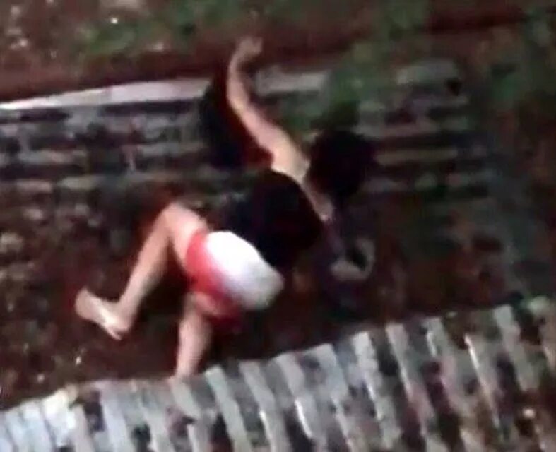 Под какую песню упала девушка в тбилиси. Под какую песню упала девушка в тбилиси