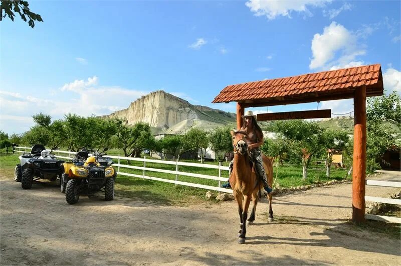 Скалы ковбой. Белогорск конные прогулки белая скала. Ковбой белая скала Крым. Конный клуб ковбой белая скала. Белогорск Крым белая скала ковбой.