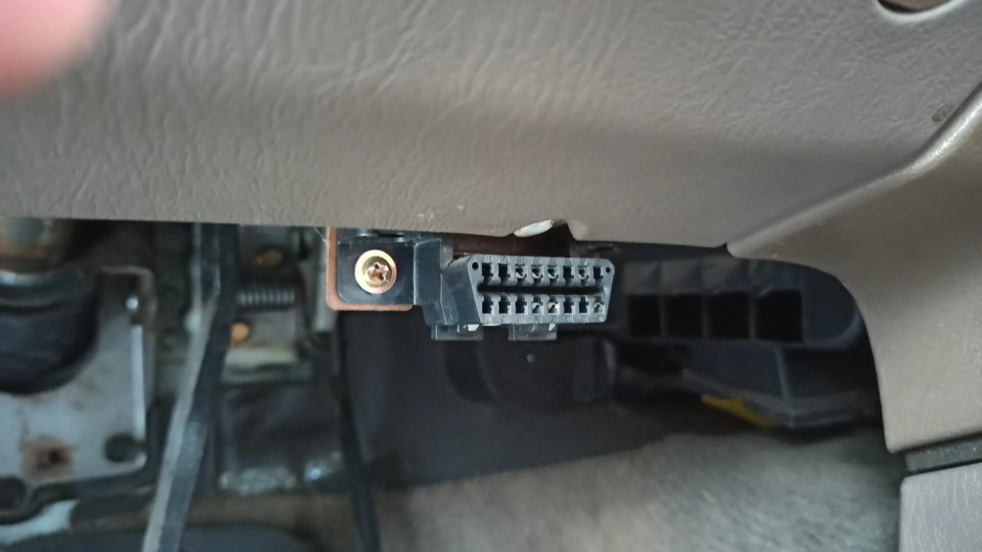 Разъём obd2 на лада гранта. Тойота королла обд 2. Найдите обд. Лада ларгус диагностический разъём obd2. Обд разъем форд фиеста 2007.