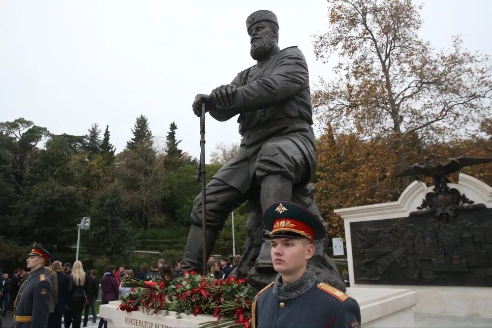 Открытие памятника александру. Памятник Александру 3 в Ялте. Памятник Александру 3 в Крыму в Ливадии.