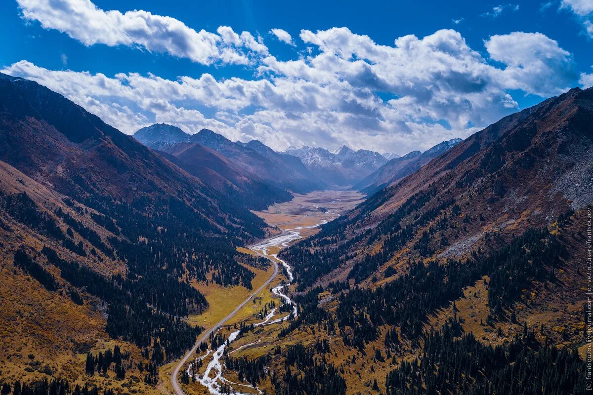 Южная киргизия. Ущелья Тянь-Шаня. Алтай Тянь-Шань. Горы Тянь Шань. Тянь-Шань Киргизия.