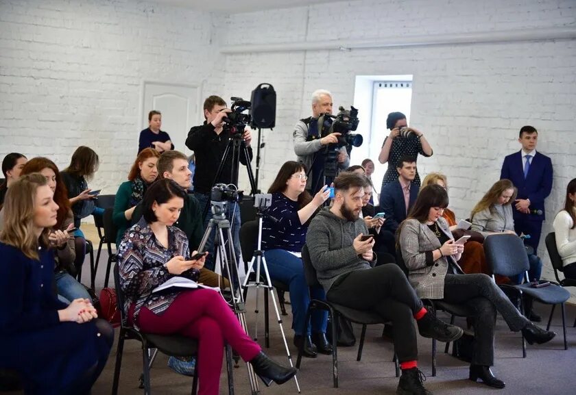 берут интервью. новости про журналиста. профессия журналист. журналист. журналист.