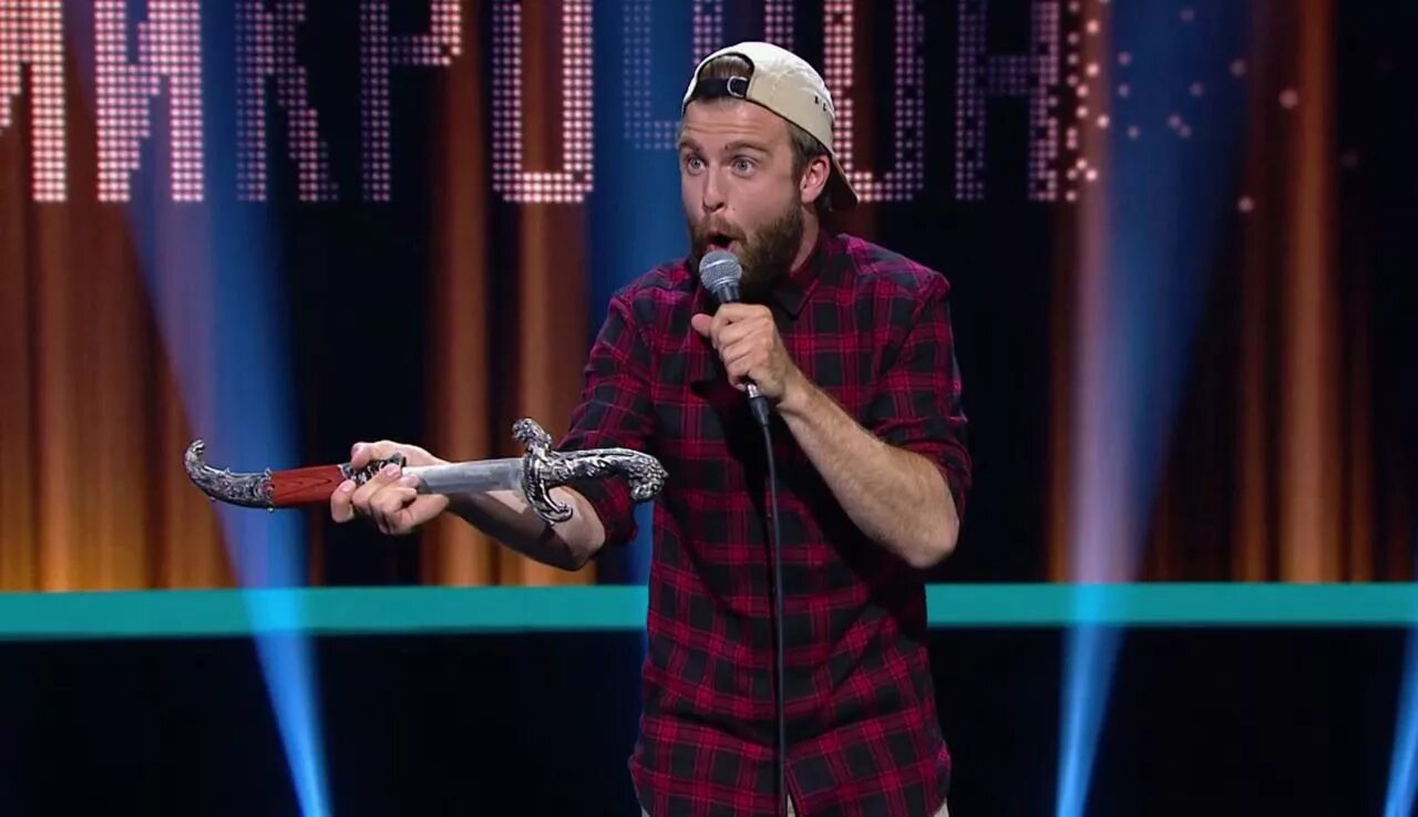 Артем филимонов комик. Стендап дениса чужого. Открытый микрофон темы. Открытый микрофон филимонов про серьезность. Алексей юрьянов открытый микрофон.