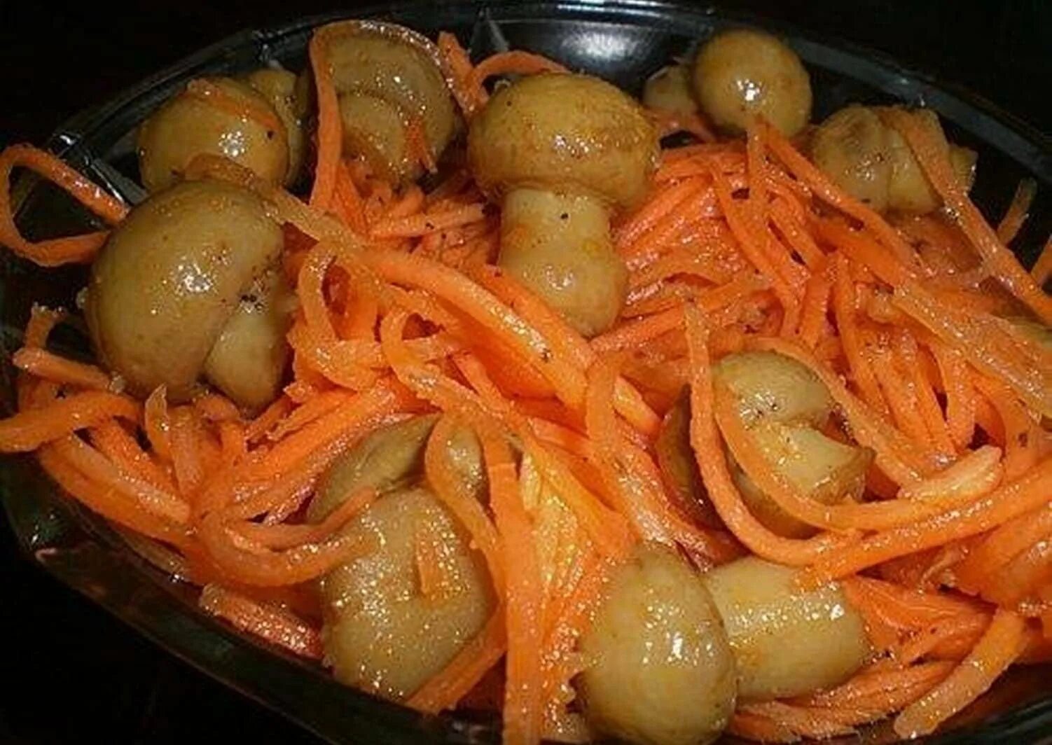 Морковь по корейски с шампиньонами рецепт. Морковка по корейски с шампиньонами. Морковь по корейски с грибами. Шампиньоны маринованные по корейски. Грибы по-корейски шампиньоны с морковью.