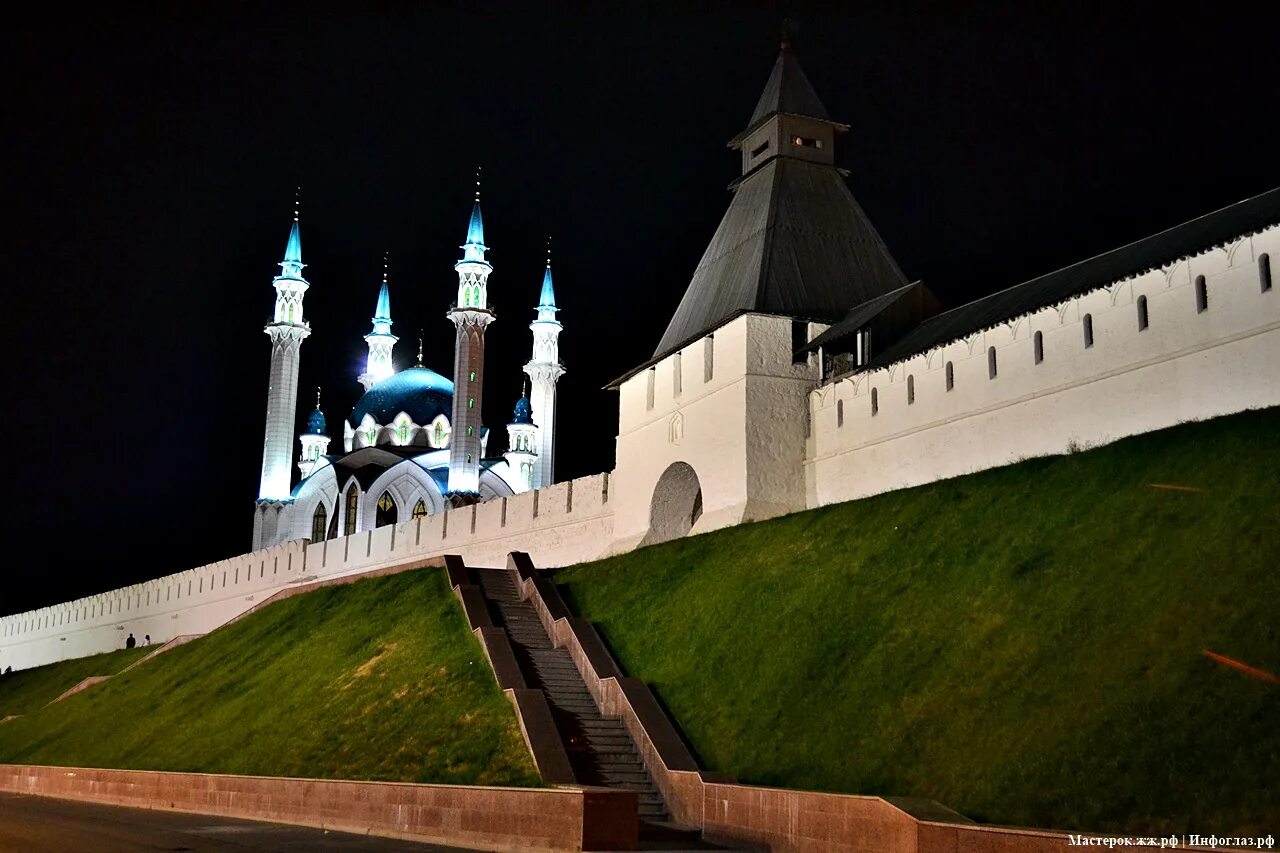 Ночной Кремль Казань. Казанский Кремль Казань ночью. Казань Кремль летом. Казань Кремль ночью. Время ч казани