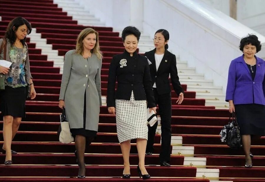 Пэн лиюань. Пэн Лиюань первая леди Китая. Пэн Лиюань дочь. Жена китайского президента Пэн Лиюань. Пэн Лиюань жемчуг.