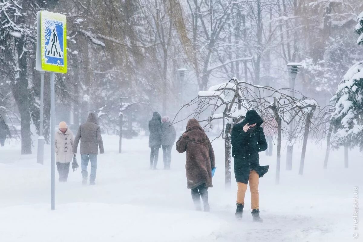 Погода под холодным. Люди в городе зимой. Погода под холодным. Погода под холодным. Холодная зима.