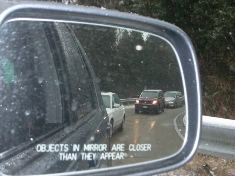 Are closer than they appear перевод. Зеркало objects in mirror are closer than they appear. objects in mirror are closer than they appear надпись. objects in the mirror are closer. надпись на боковом зеркале авто objects in mirror are closer than they appear.