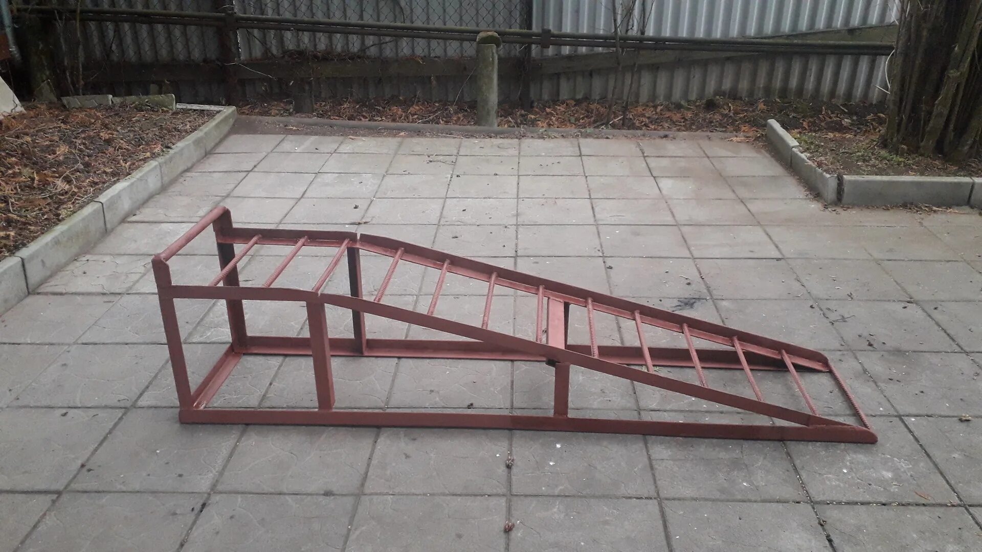 Подставки для заезда автомобиля. Эстакада под машину. Эстакада пирамида. Мини эстакада для ваз 2110. Эстакада под машину.