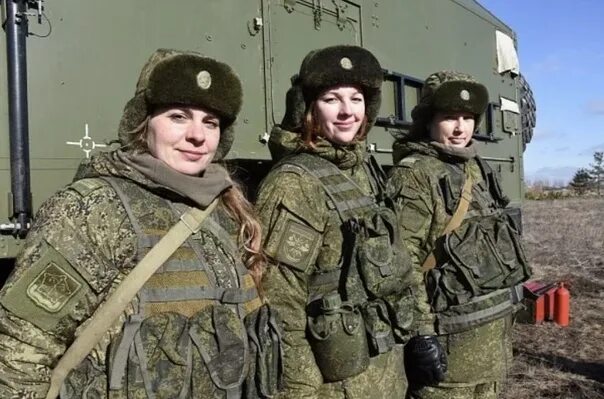 Девушки защитницы Отечества. Защитники и защитницы Отечества. Женщины военные в России. С 23 февраля женщине военнослужащей.